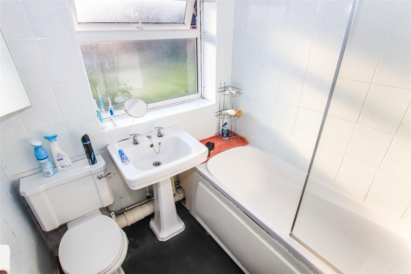 FIRST FLOOR BATHROOM